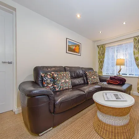 The Old Surgery, Cosy In The Heart Of * 휫비